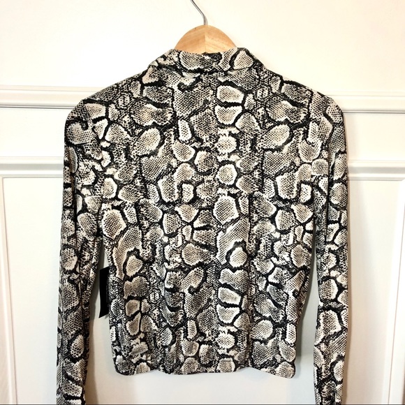Gorgeous Snake Print Blouse - NEW! 🔥 - Picture 4 of 4